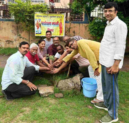 राष्ट्रीय चिकित्सक दिवस पर डाक्टरों ने किया वृक्षारोपण 
